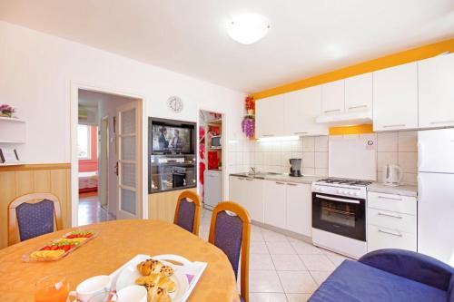 Apartments by the sea Makarska - 19210
