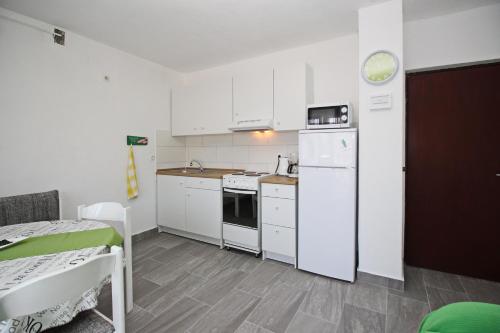 Apartments and rooms with parking space Baska - Krk - 19215