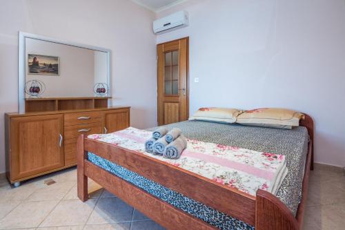 Postel nebo postele na pokoji v ubytování Apartments by the sea Vir - Kozjak, Vir - 19117