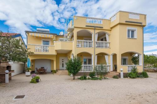 Apartments with a parking space Vir - 19126