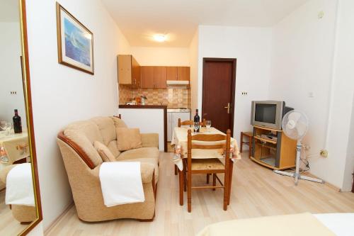 Apartments and rooms with parking space Crikvenica - 19125
