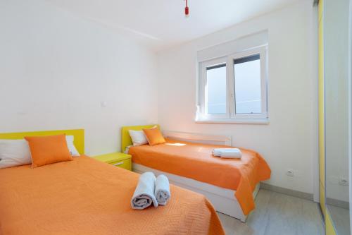 Apartments with parking space Trogir - 19213