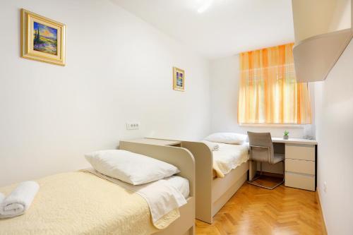 Posteľ alebo postele v izbe v ubytovaní Apartments with WiFi Split - 19143