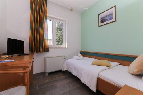Rooms by the sea Supetar, Brac - 19049