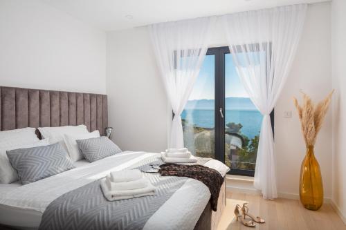 Ένα ή περισσότερα κρεβάτια σε δωμάτιο στο Seaside luxury villa with a swimming pool Zaostrog, Makarska - 19037