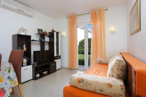 Family friendly house with a parking space Trogir - 19247