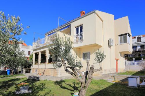 Apartments with parking space Kastel Gomilica, Kastela - 19248