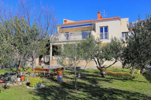 Apartments with a parking space Kastel Gomilica, Kastela - 19248