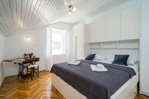 Posteľ alebo postele v izbe v ubytovaní Apartments by the sea Slano, Dubrovnik - 19167