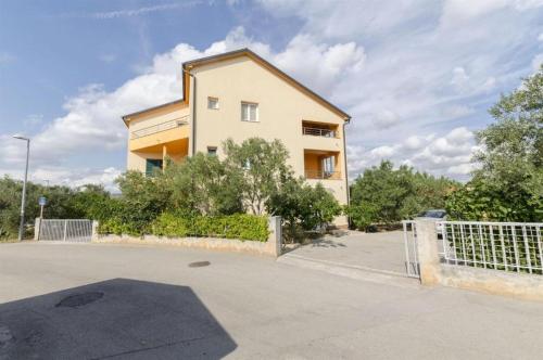 Apartments with parking space Rogoznica - 19064