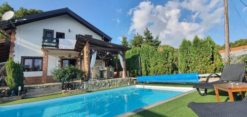 ein Haus mit einem Pool vor einem Haus in der Unterkunft Family friendly house with a swimming pool Novi Marof, Medimurje - 19142 in Novi Marof