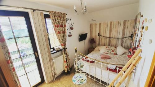 ein kleines Schlafzimmer mit einem Bett und einem Fenster in der Unterkunft Family friendly house with a swimming pool Novi Marof, Medimurje - 19142 in Novi Marof