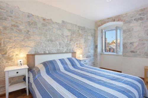 Apartments with parking space Omis - 19051