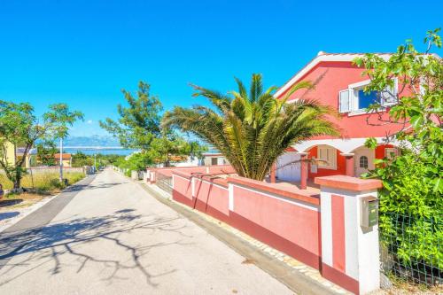 Apartments with a parking space Vir - Lozice, Vir - 19099
