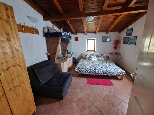 ein Schlafzimmer mit einem Bett und einem Stuhl in einem Zimmer in der Unterkunft Apartments by the sea Veli Losinj, Losinj - 19196 in Veli Lošinj