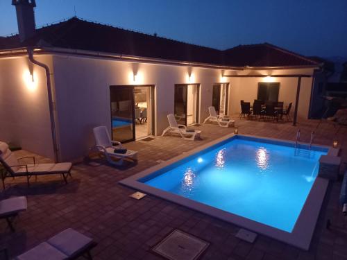 Luxury villa with a swimming pool Vrsi - Mulo, Zadar - 19093