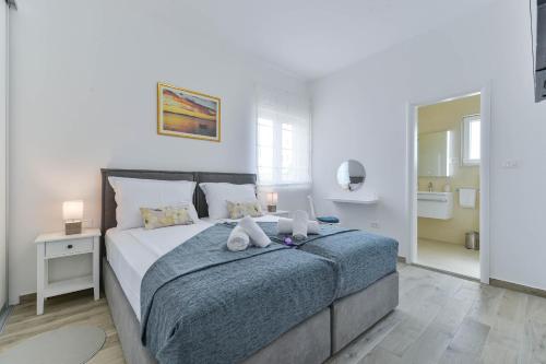 Ένα ή περισσότερα κρεβάτια σε δωμάτιο στο Luxury villa with a swimming pool Vrsi - Mulo, Zadar - 19093