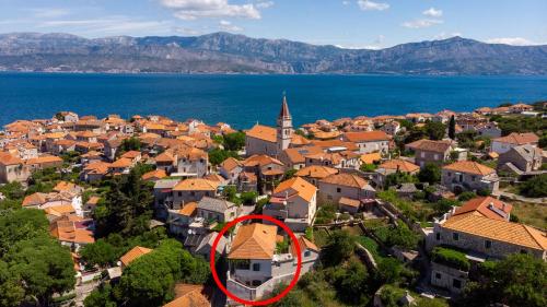 Apartments with parking space Postira, Brac - 19107