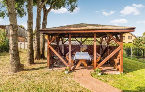 drewniana altana ze stołem w obiekcie Holiday Home Mielno Akacjowa Ii w mieście Mielno