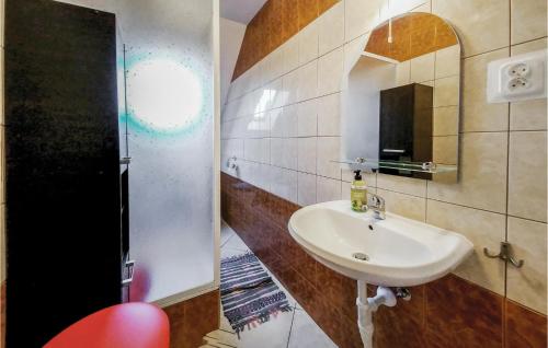 a bathroom with a sink and a mirror at Gorgeous Home In Rusinowo With Wifi in Jarosławiec