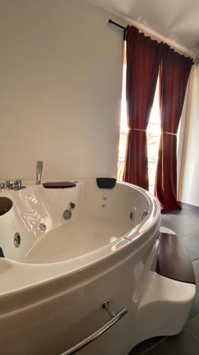 Ένα μπάνιο στο Habitat Luxury Suites