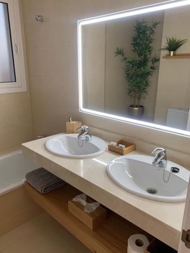 Ένα μπάνιο στο Villa View Candesol con Jacuzzi privado