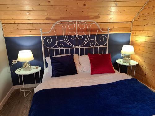 盧比亞托弗的住宿－Domki Kapitańskie Lubiatowo，一间卧室配有一张带金属床头板的床和两盏灯。