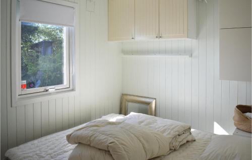 Habitación blanca con cama y ventana en 2 Bedroom Stunning Home In Frresfjorden, en Sørvåg