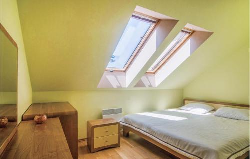 ミエンジズドロイェにあるStunning Apartment In Miedzyzdroje With 2 Bedrooms And Wifiのベッドルーム1室(ベッド1台、天窓2つ付)