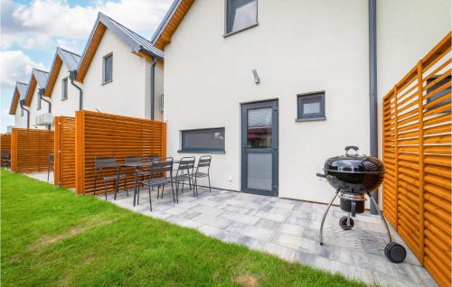 grill na patio obok domu w obiekcie Cozy Home In Rewal With Kitchen w Rewalu