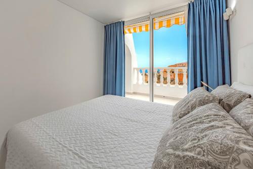 una camera con un letto e una grande finestra di Sand Club Helen , 256, Golf del Sur Tenerife , España a San Miguel de Abona