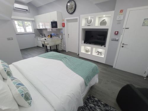1 dormitorio con 1 cama y lavamanos. en Casa Rua Velha en Horta
