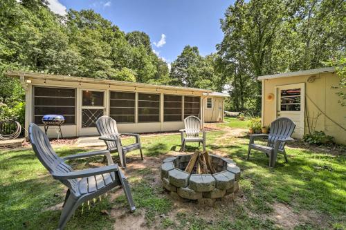 Galeriebild der Unterkunft Cozy Franklin Cottage with Waterfront Views! in Franklin