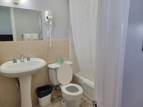Un baño de Knights Inn Cobourg