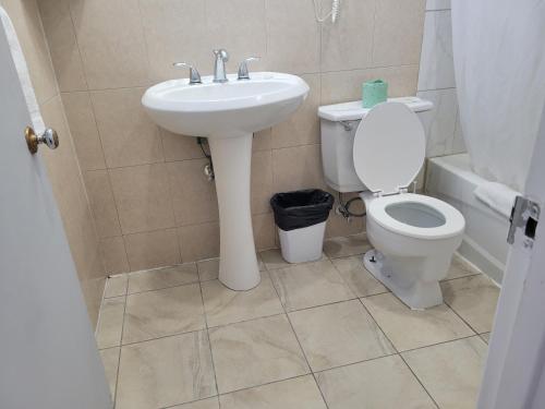 Un baño de Knights Inn Cobourg