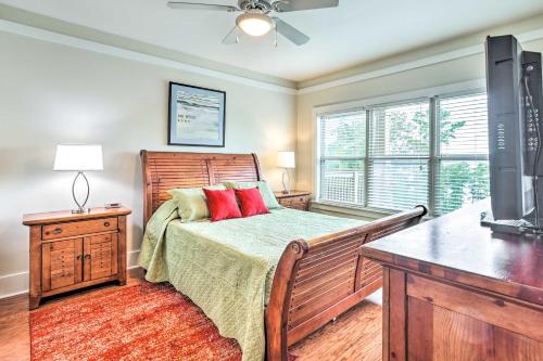 1 dormitorio con 1 cama y TV de pantalla plana en Lakefront Condo with Community Pool and Boat Dock, en Talladega