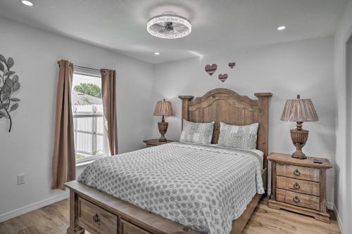 een slaapkamer met een bed, 2 lampen en een raam bij Lovely Sebring Retreat with Hot Tub and BBQ Grill in Sebring
