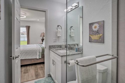 La salle de bains est pourvue d'un lavabo et d'un miroir. dans l'établissement Lovely Sebring Retreat with Hot Tub and BBQ Grill, à Sebring