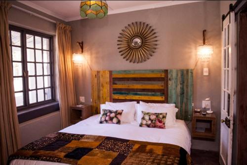 Un pat sau paturi într-o cameră la Koekeloer Selfcatering Cottages