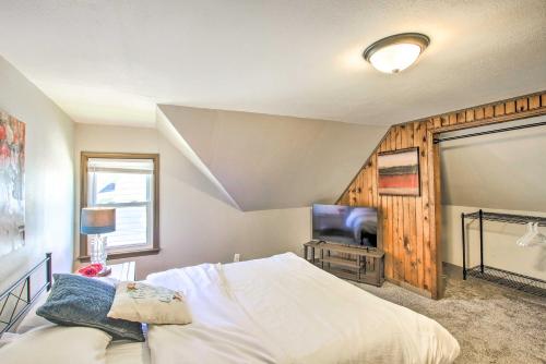 1 dormitorio con 1 cama y TV de pantalla plana en Appleton Abode Near Lake Winnebago and Downtown, en Appleton