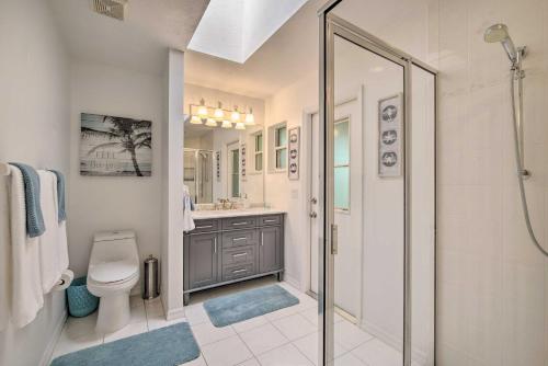 een badkamer met een douche, een toilet en een wastafel bij Crystal River Gem Near Three Sisters Springs! in Crystal River