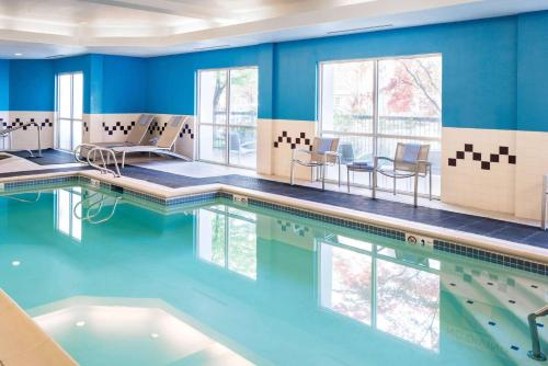 una piscina con paredes azules y agua clara en Sonesta Select Seattle Renton Suites, en Renton