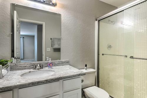 Vannituba majutusasutuses Family-Friendly Goodyear Home with Private Pool