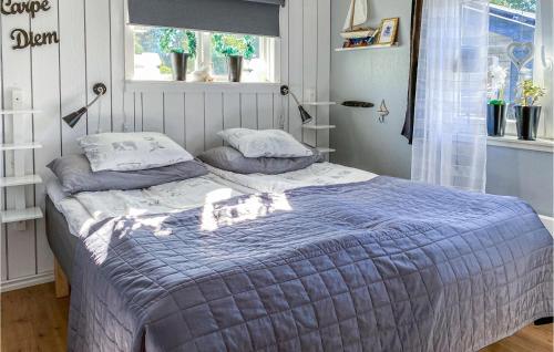 Schlafzimmer mit einem großen Bett mit blauer Decke in der Unterkunft 5 Bedroom Stunning Home In Mellbystrand in Mellbystrand
