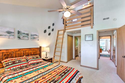 Schlafzimmer mit einem Bett und einem Deckenventilator in der Unterkunft Vibrant Escape Less Than Half Mi to Angel Fire Resort in Angel Fire
