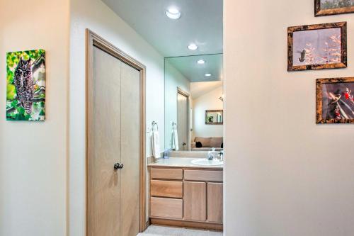ein Bad mit einem Waschbecken und einem Spiegel in der Unterkunft Vibrant Escape Less Than Half Mi to Angel Fire Resort in Angel Fire