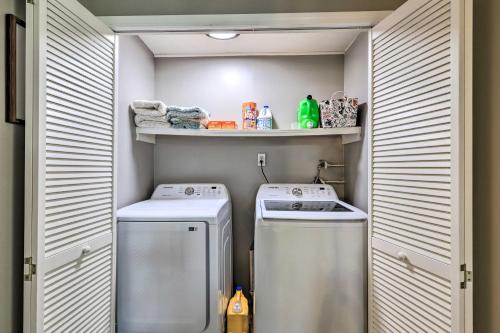 een kleine wasruimte met een wasmachine en droger bij Charming Georgia Abode with Hot Tub and Grill! in Worthville