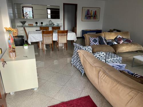 ein Wohnzimmer mit Sofa und Tisch in der Unterkunft Casa beira mar cond fechado farol Itapuã in Salvador