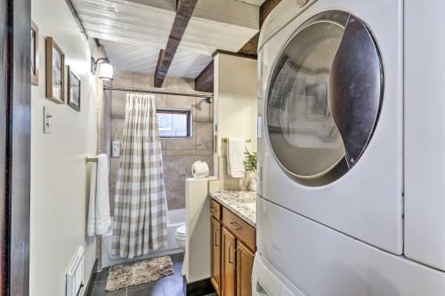 baño pequeño con lavadora y secadora en Woodsy Flagstaff Hideaway with Deck and Sunroom!, en Mountainaire