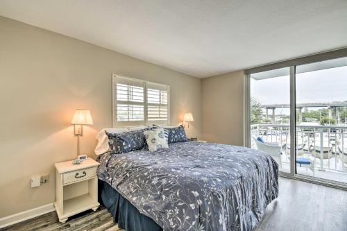 - une chambre avec un lit et une grande fenêtre dans l'établissement Harbourgate Resort Waterfront Condo with Pool!, à Myrtle Beach